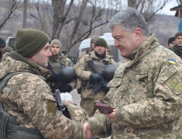 Петро Порошенко нагородив орденом волинського бійця. ФОТО
