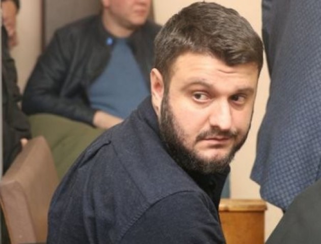 Суд дозволив синові Авакова не носити електронний браслет та повернув йому важливий документ