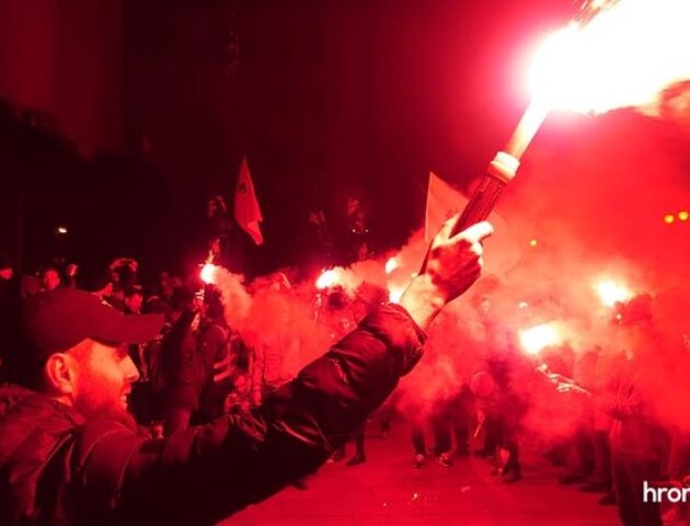 У Києві під Офісом президента влаштували мітинг проти прямих переговорів з бойовиками«Л/ДНР»
