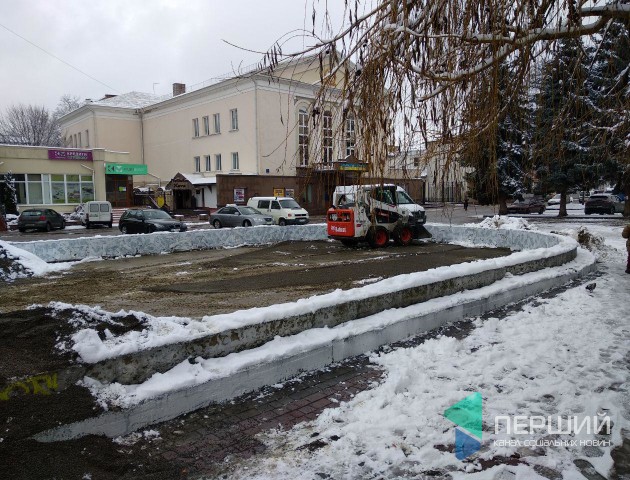 У центрі Луцька на місці колишнього фонтану встановлюють новорічну інсталяцію. ФОТО