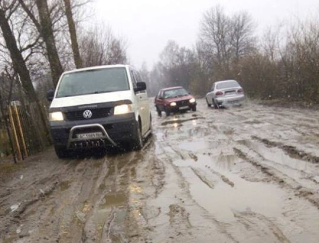 На Волині дорога районного значення знаходиться в жахливому стані. ФОТО