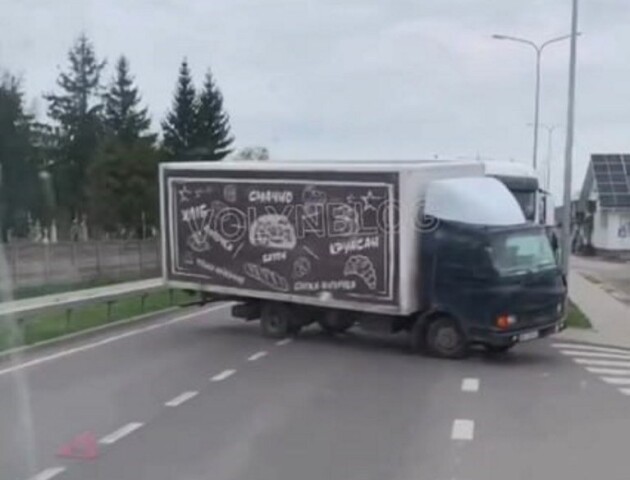 У Луцькому районі вантажівка врізалася в хлібовоз