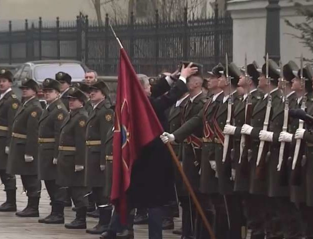 Петро Порошенко допоміг солдатові почесної варти, у якого впала шапка. ВІДЕО