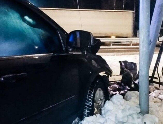 На Волині п’яний водій на легковику врізався у ліхтар