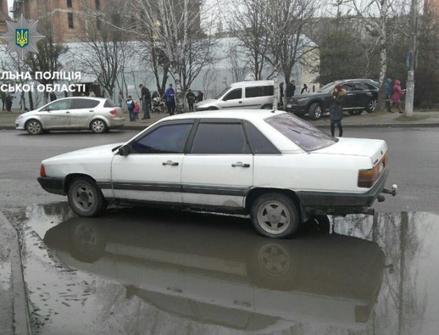 У Луцьку оштрафували водія, який припаркувався на пішохідному переході. ФОТО