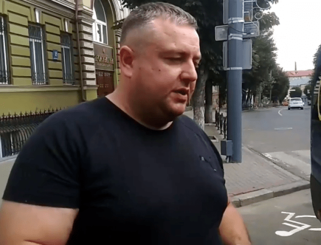У Луцьку під прокураторую мітингує чоловік