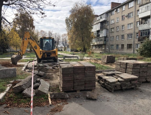 У Луцьку розпочали реконструкцію «Трояндового скверу». ФОТО