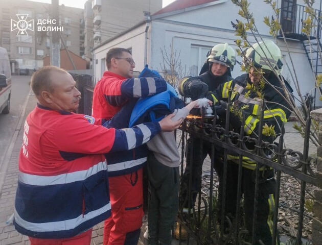 На Волині дитина простромила руку металевим прутом
