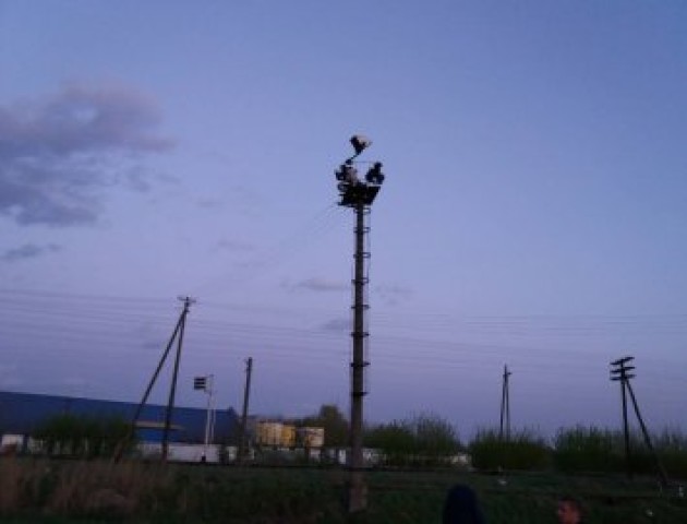 На Волині рятувальники зняли чоловіка з 20-метрового стовпа
