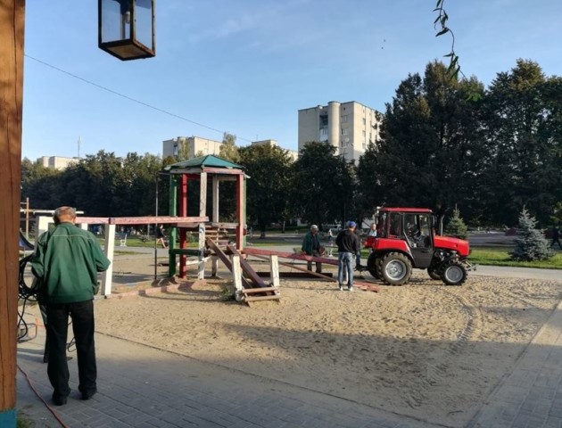 У Луцьку демонтували небезпечний дитмайданчик. ВІДЕО