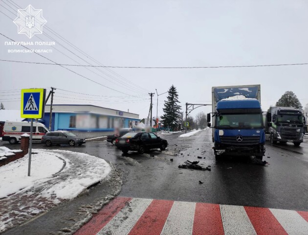 У селі під Луцьком зіткнулися два легковики і вантажівка. ФОТО