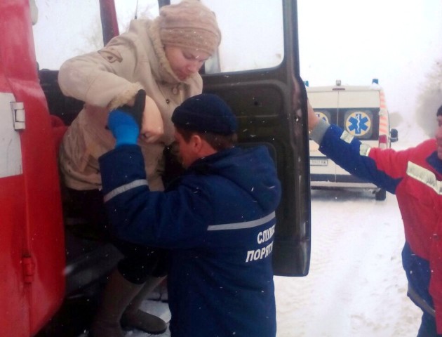 На Волині «швидка» не змогла доїхати до породіллі через замети. ФОТО