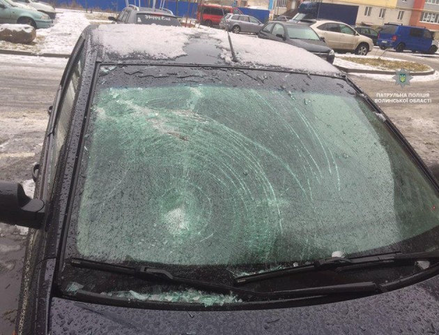 У Луцьку льодяна брила пошкодила автомобіль. ФОТО