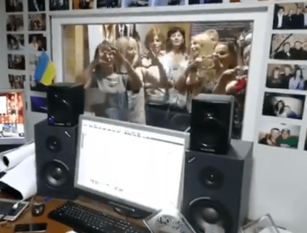 У Луцьку мами випускників заспівали пісню DZIDZIO. ВІДЕО