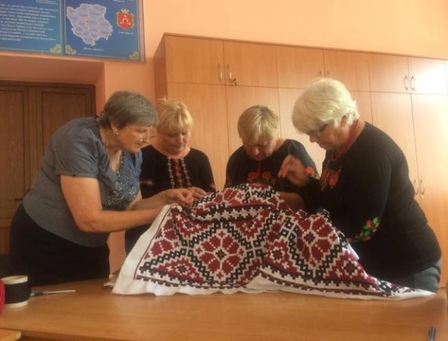 У волинському місті виготовили велетенську вишиванку для пам’ятника Шевченку. ФОТО