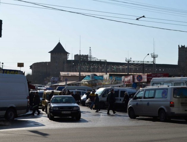 У Луцьку підприємець на парковці облаштував ринок