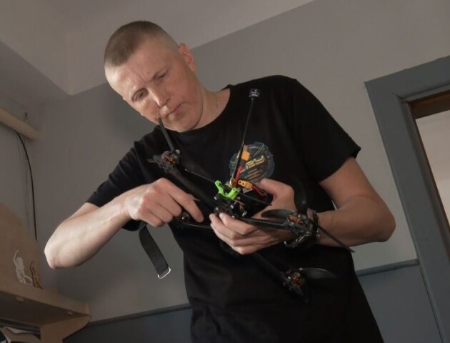Луцький волонтер-винахідник показав нові розробки для військових