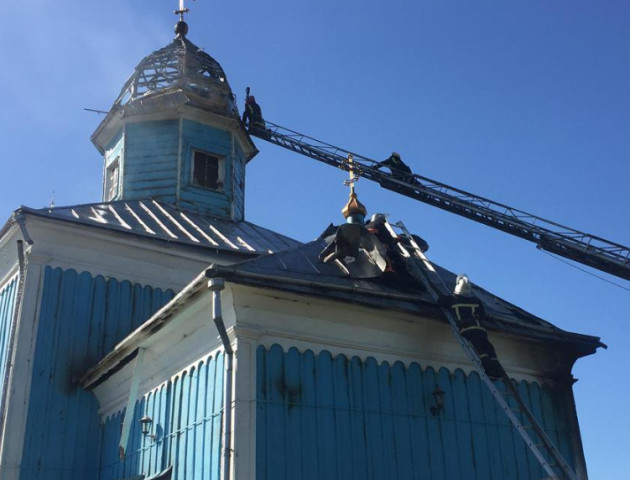 На Волині горіла старовинна дерев'яна церква. ФОТО