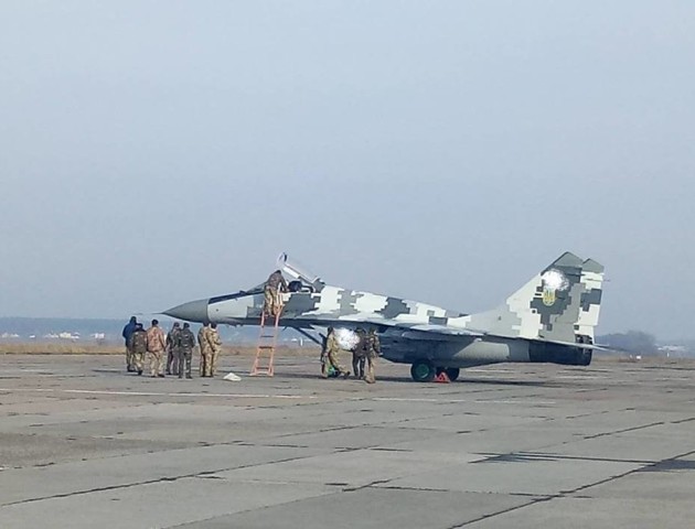 На Луцький аеродром прилетів фронтовий винищувач