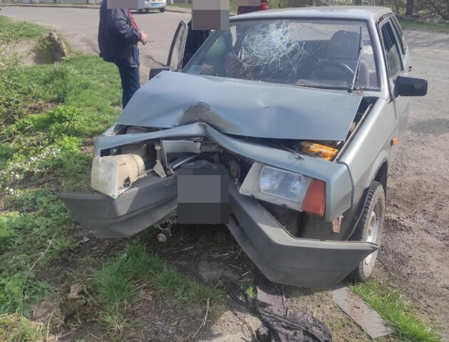 У Рожищі автомобіль в’їхав у електроопору
