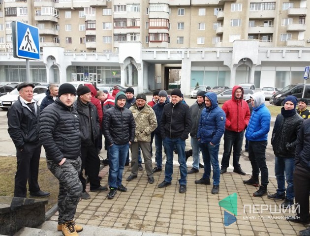 Волиняни, які перекривали дорогу у Цумані, мітингують під стінами ОДА. ФОТО