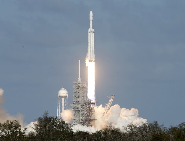 SpaceX успішно запустила ракету Falcon Heavy на Марс. ВІДЕО