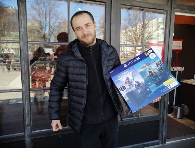 Вручили приз четвертому переможцю акції від компанії «Забіяка» «Купуй сардельки - вигравай IPhone»