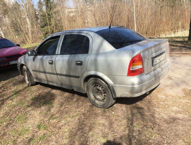 Муніципали покарали автохамів, які заполонили центральний парк Луцька. ФОТО