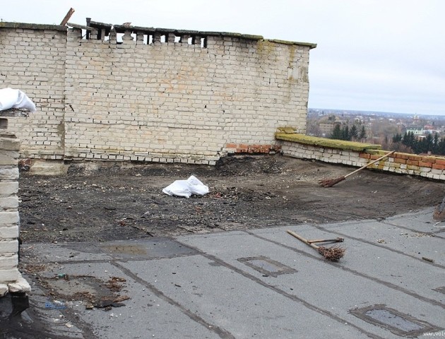 Дах луцької багатоповерхівки знаходиться в жахливому стані