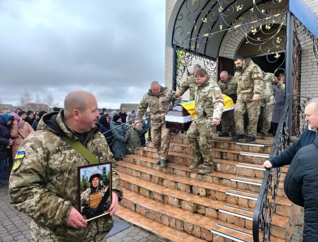 Забрав дружину з пологового і вернувся в стрій: на Волині попрощалися з Героєм Романом Клецом