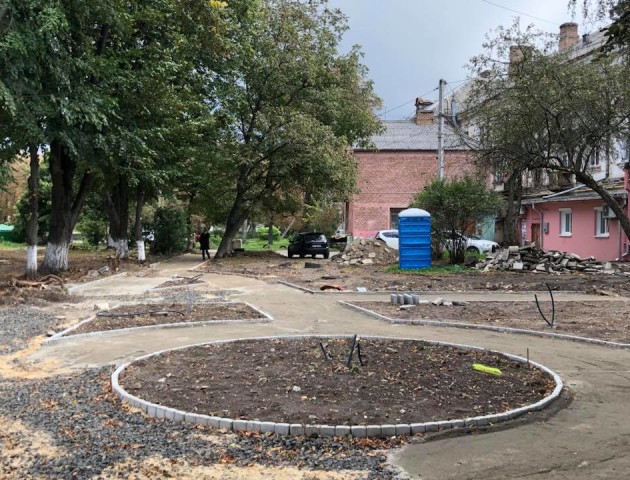 Показали, як облаштовують сквер на місці квіткового ринку у Луцьку. ФОТО