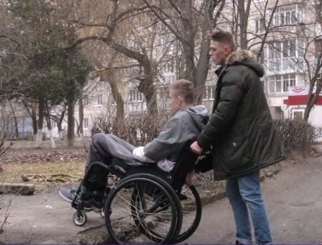 У Луцьку просять взятись за двір, який не бачив ремонту 17 років. ВІДЕО
