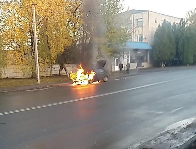 Посеред вулиці в Луцьку горіла машина