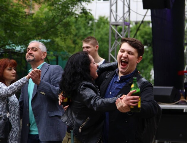Луцький «Кораблик» гуляє ювілей: пиво по 5 гривень, концерт і танці на вулиці