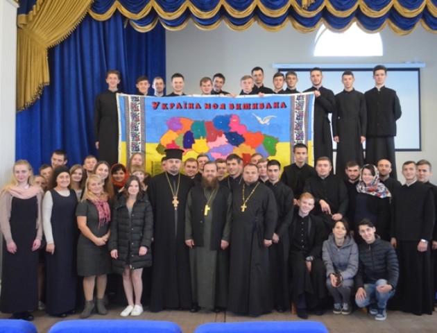 У Луцьку освятили вишиту карту України, над якою працювали сім тисяч майстринь