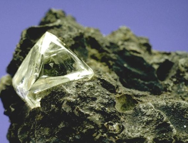 Вчені виявили алмаз з льодом, який утворився у позаземних умовах