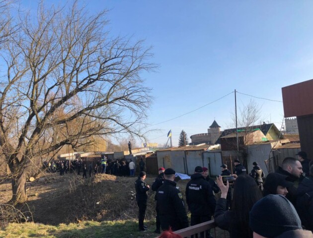 На Старому ринку демонтують паркан. На місці перебуває поліція та підприємці