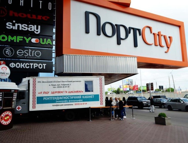 Біля ПортCity жінкам роблять мамографію