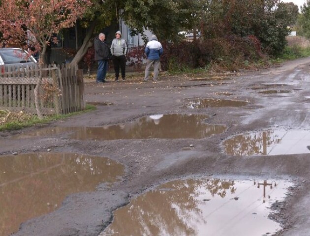 «Скоро ями по пояс будуть»: мешканці мікрорайону в Луцьку скаржаться на погану дорогу