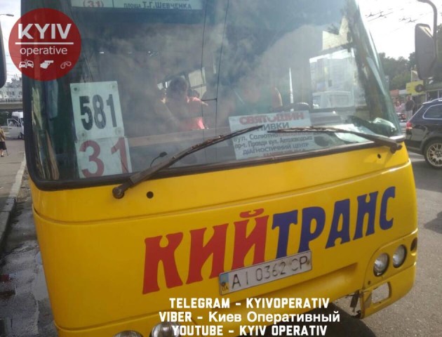 Відбив дзеркало, сів і поїхав: у Києві маршрутчик поконфліктував з водієм. ФОТО