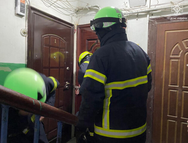 У Луцьку врятували зачинену у квартирі жінку з інсультом