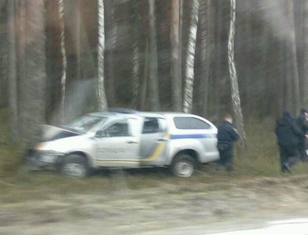 На Волині машина патрульних «злетіла» з дороги та вдарилася у дерево. ФОТО
