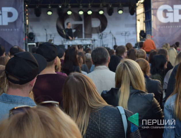 У центрі Луцька розігрували десяток Айфонів. ФОТО