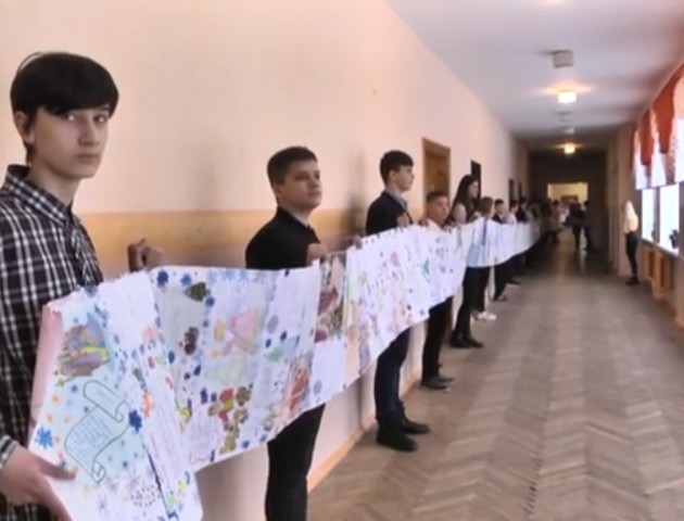 Луцькі школярі написали 47-метровий лист святому Миколаю. ВІДЕО
