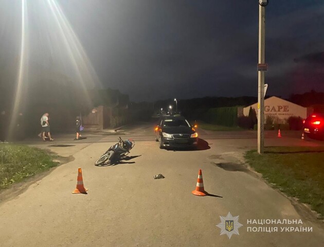 У Боратині троє підлітків на скутері врізались в машину