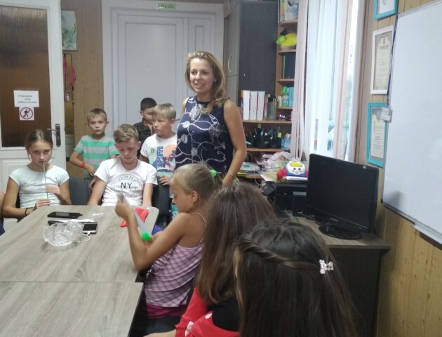 Лучанка купила більше тисячі світловідбиваючих браслетів і роздає їх безплатно