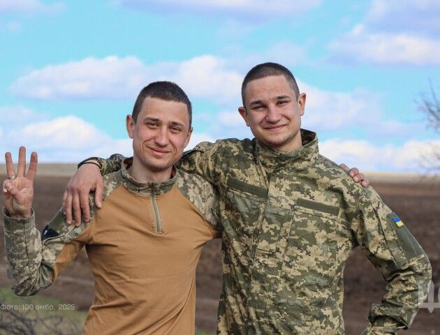 У «Сталевій сотці» служать брати. У війську і їхній батько
