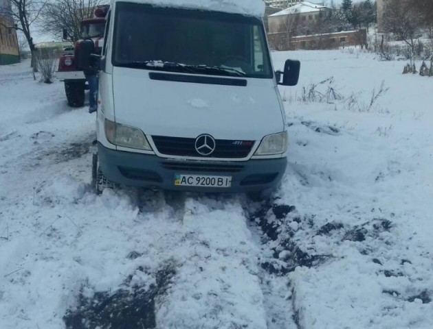 У Нововолинську пожежники допомогли витягти з снігового полону автомобіль