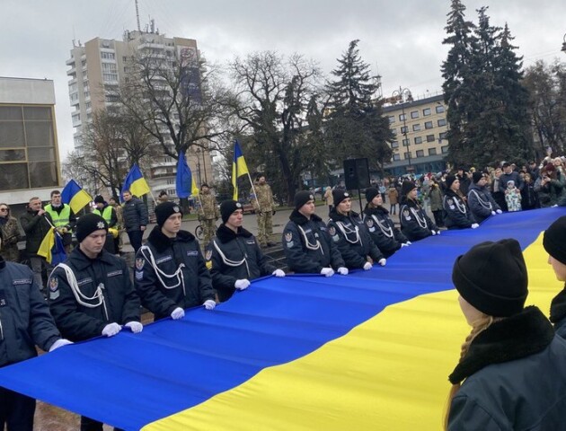 У Луцьку розгорнули 200-метровий прапор і створили «ланцюг єдності». ФОТО
