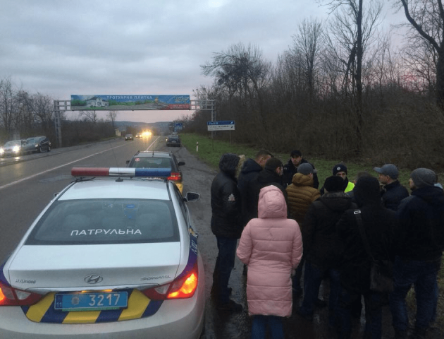 «Приїхало 40 машин»: активісти не дали конфіскувати авто на «євробляхах».  ФОТО